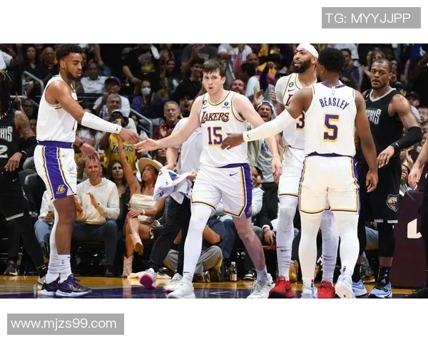 湖人队与灰熊队激战正酣谁能在季后赛中笑到最后